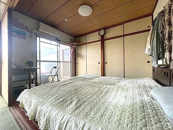 和室の趣を残しつつ、洋室のような広さも感じられる居室です。窓から光が差し込み、明るい空間でゆったりお過ごしいただけます。