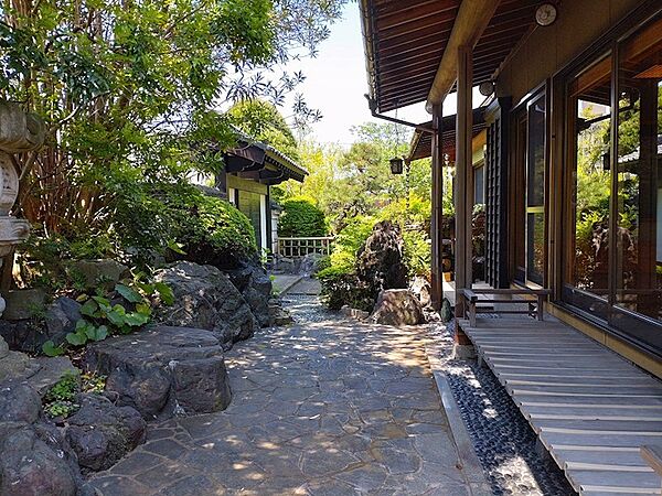 陽光が降り注ぐ日本庭園が、日常に趣と安らぎをもたらします。和の趣を感じる空間で、穏やかな時間をお過ごしください。
