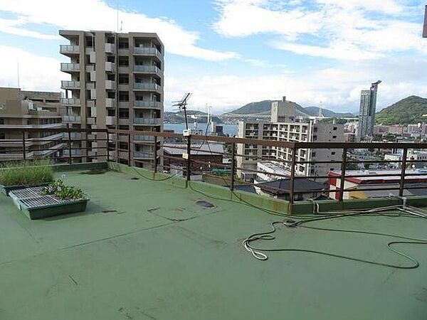 3階から出られる屋上からは海や遠くの山々が望めます