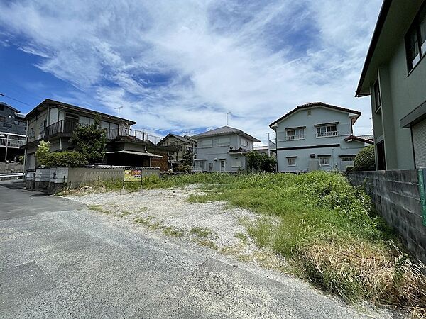 青空が広がる閑静な住宅街の一角。新たな暮らしを始めるのにふさわしい、日当たりの良い土地です。理想の住まいをこの場所で形にしませんか。