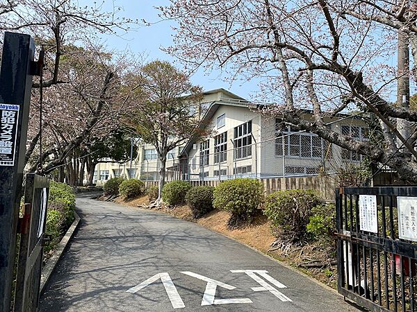 中間市立中間中学校（1765m）