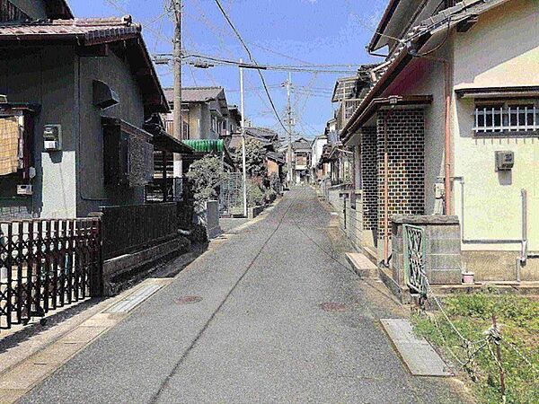 小学校は徒歩3分と低学年のお子様にも通いやすい通学距離です