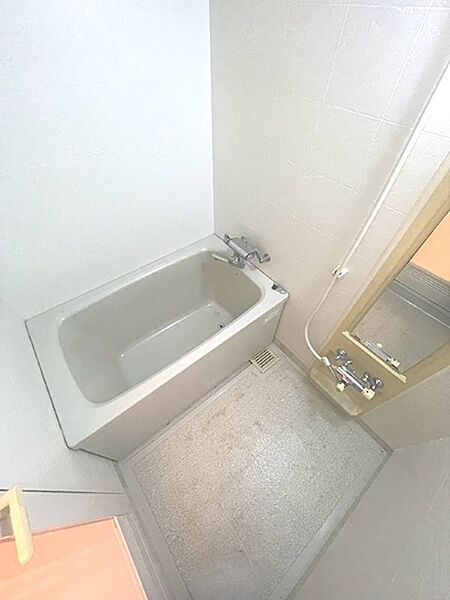 湯船でゆっくりと疲れを癒せる浴室です。一日の終わりにリラックスタイムをお過ごしください。