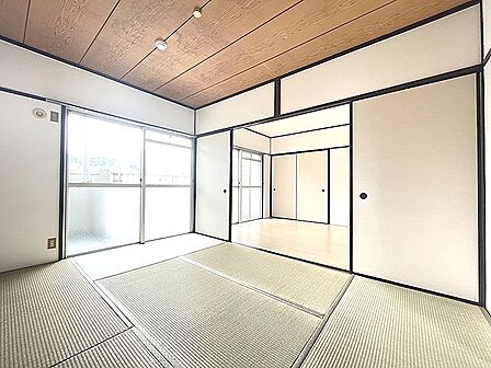 広縁に続く畳の和室は、陽光が差し込む開放的な空間。襖を開ければフローリングの洋室と繋がり、様々な使い方が可能です。