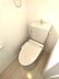 トイレ：清潔感のあるシンプルなデザインのトイレです。温水洗浄便座付きで、毎日快適にお使いいただけます。手洗いカウンターもあり、衛生面にも配慮されています。