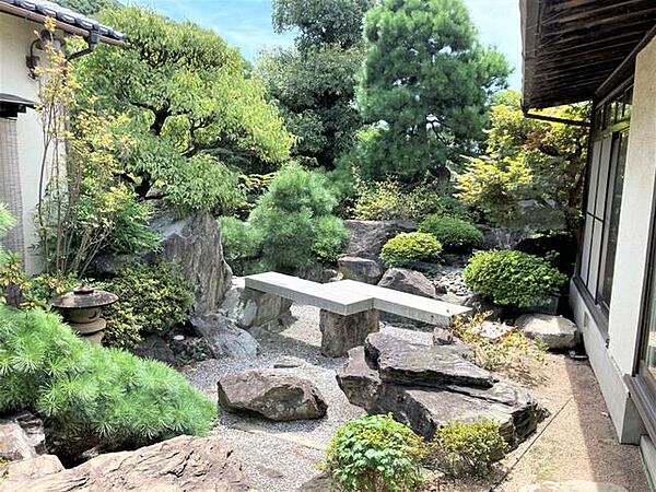 趣のある日本庭園風に整えております