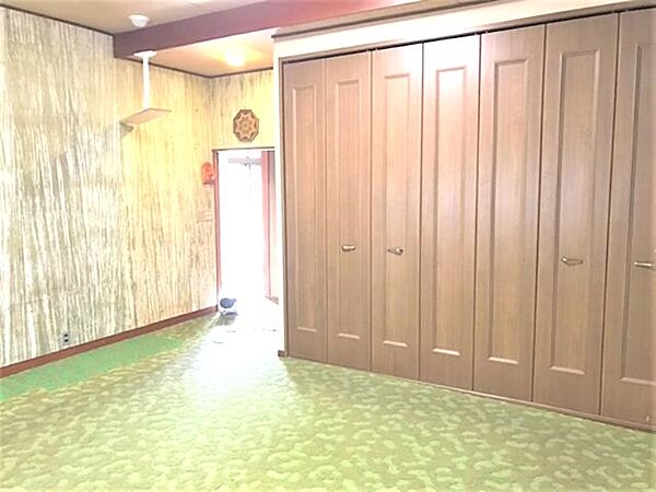 広々とした収納が魅力の洋室。個性的な壁紙と床が、お部屋に彩りを添えます。