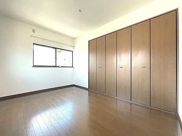 収納豊富な居室は、住空間をすっきりと保ち、快適な暮らしをサポートします。明るい窓からは自然光が差し込み、穏やかな時間が流れます。