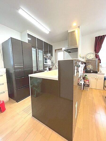 機能的な収納を備えたキッチンは、日々の料理をサポート。明るい照明が空間を照らし、快適な調理時間を演出します。