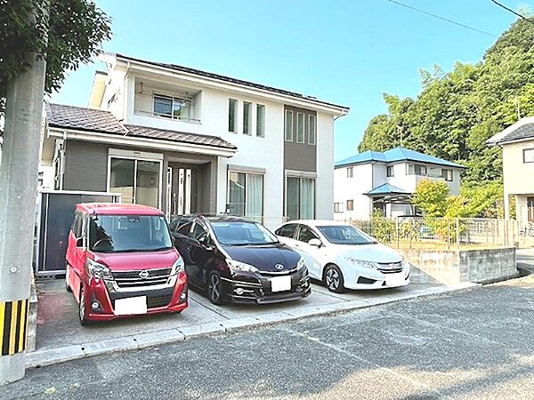 前面道路に面した駐車スペースは、車の出し入れもスムーズ。複数台駐車可能で、来客時にも便利です。