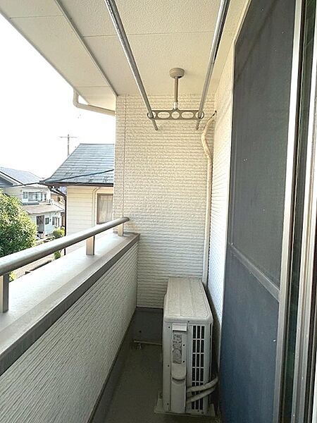 洗濯物干し器具が設置されたバルコニー。日差しを感じながら、心地よい風に包まれて洗濯物を乾かせます。