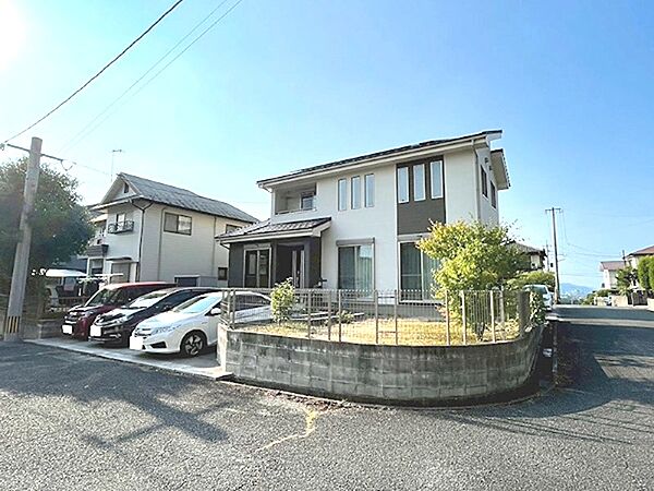 日当たり良好な閑静な住宅街。複数台駐車可能で、広々とした庭のある物件です。