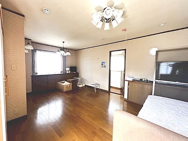 広々としたリビングは、大きな窓から光が差し込み明るい空間です。お好みの家具を配置して、自分だけのくつろぎの場所を創造できます。