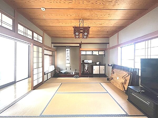 格式ある和室は、落ち着いた雰囲気で来客のおもてなしにも。ゆとりの空間で、四季の移ろいを感じながら、心穏やかなひとときをお過ごしいただけます。