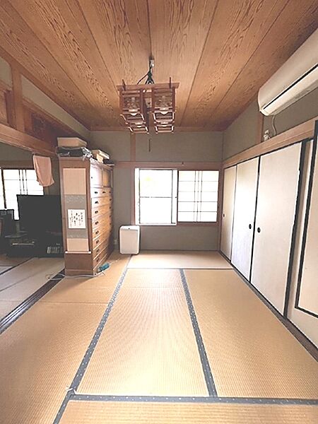 木の温もりを感じる天井と和の趣ある空間が魅力。陽光が差し込む窓辺で、穏やかな時間をお過ごしいただけます。