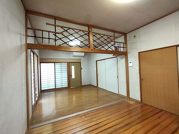 開放感のある勾配天井と、遊び心のあるロフトが魅力のLDK。和風の障子戸が、採光とプライバシーを両立します。