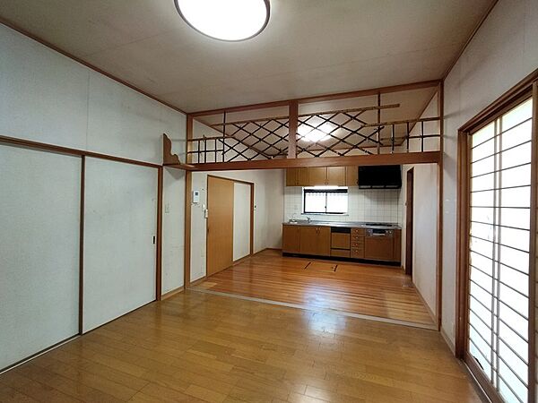 ロフトのある広々とした空間で、開放感があります。キッチンも隣接しており、生活動線もスムーズです。襖を開ければ、和の趣を感じる落ち着いた空間が広がります。