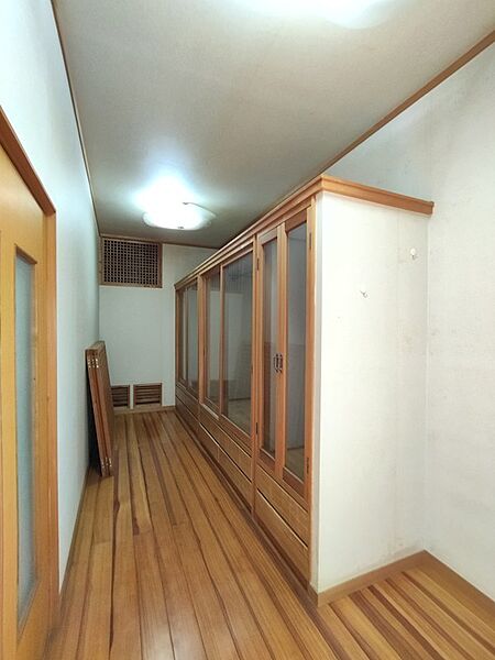 木目調の収納家具が並び、すっきりとした空間を演出。衣類や小物もたっぷり収納でき、お部屋を広く使えます。