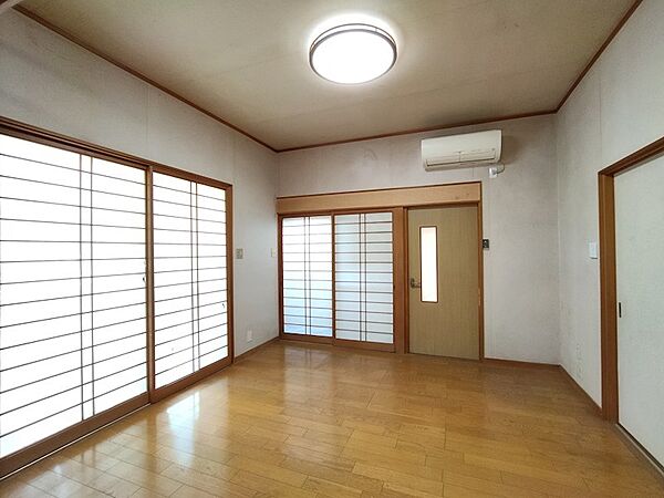 障子から柔らかな光が差し込む和モダンな空間。フローリングでお掃除もスムーズ。エアコン完備で快適に過ごせます。