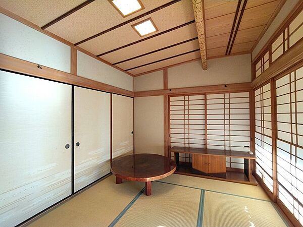 風情ある和室で、ゆったりとした時間をお過ごしいただけます。障子からの柔らかな光が心地よい空間です。