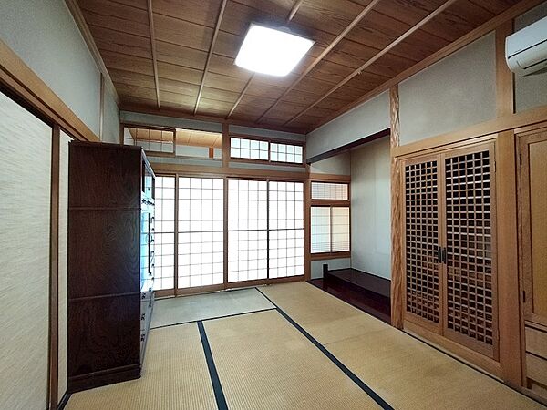 木の温もりを感じる和室は、障子からの柔らかな光が心地よい空間。趣のある格子の扉が、和の雰囲気を一層引き立てます。