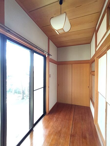 陽光差し込む和風空間。温もりある木材が心地よさを演出します。広縁として、趣味のスペースとして、様々な用途でお使いいただけます。