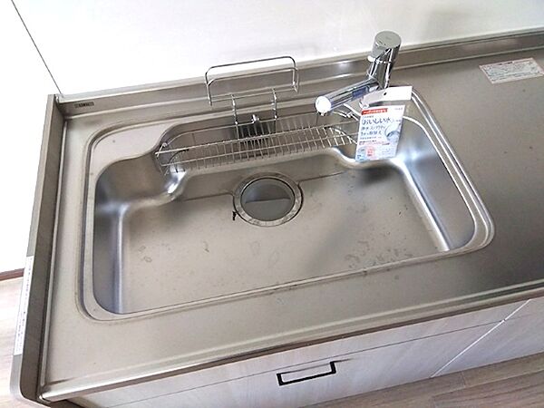 調理後の片付けもスムーズな広々シンク。水切りラック付きで効率的に家事ができます。快適なキッチンで日々のお料理をお楽しみください。