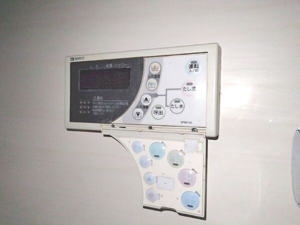 快適なバスタイムをサポートする追い焚き機能付き給湯器リモコン。お湯張りの設定も簡単です。