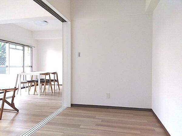 隣接する部屋の引き戸を開放すれば、広々とした空間として利用できます。様々な家具の配置がイメージしやすい、シンプルな内装です。