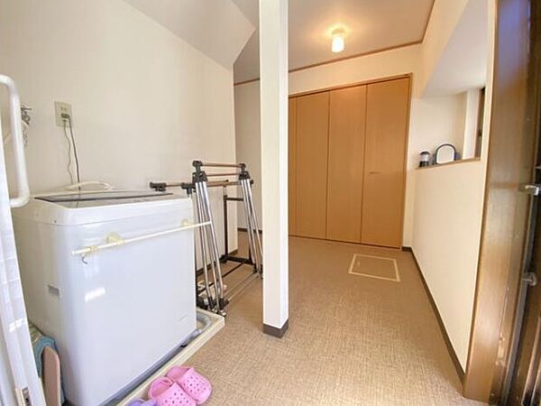 脱衣所には広い物置があります☆掃除用具やリネン類、洗剤などのストックを置くのにも便利ですね