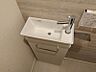 設備：トイレ内に設置された手洗い器。コンパクトながらも使いやすく、来客時にも便利です。清潔感あふれる空間を演出します。