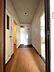 玄関：温かみのある木目調のフローリングが続く玄関ホール。日々の暮らしを快適にする、シンプルな空間です。