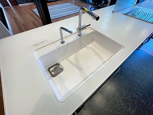 明るく清潔感のある白いキッチンシンク。普段使いしやすいシンプルデザインで、快適な暮らしをサポートします。