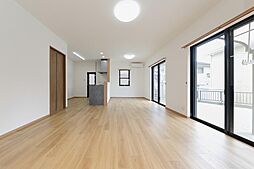 陽光が心地よい、リノベーション済みの開放的な空間