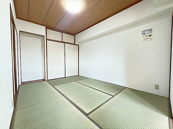 和室は心を落ち着かせてくれる空間です。陽の光が差し込む畳の上で、のんびりと過ごす休日はいかがでしょうか。収納も充実しています。