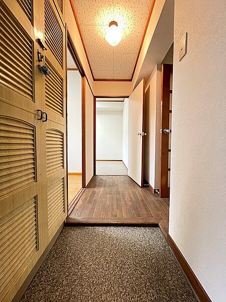 玄関を開けると、落ち着いた木目調のフローリングがお出迎え。収納も充実しており、すっきりとした空間を保てます。心地よい我が家へ、さあどうぞ。