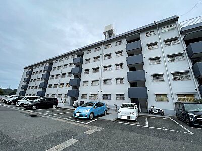 外観:広々とした敷地に佇む低層マンション。各戸に十分な陽光が差し込み、穏やかな暮らしを育みます。駐車場も完備されており、カーライフをサポート。 外観:広々とした敷地に佇む低層マンション。各戸に十分な陽光が差し込み、穏やかな暮らしを育みます。駐車場も完備されており、カーライフをサポート。