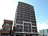 外観：空に映える堂々とした佇まいのマンション。都市生活を彩る拠点として、暮らしを豊かにする住まいです。