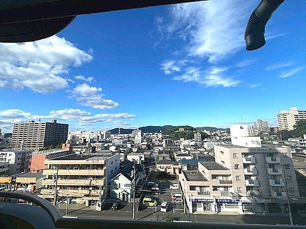 青空が広がる開放的な眺望。遠くの山並みまで見渡せる、日々の暮らしに彩りを添える景色です。