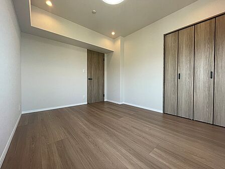 暖かみのある木目調のフローリングと建具が調和し、落ち着いた空間を演出します。収納も充実しており、すっきりとした暮らしが叶います。