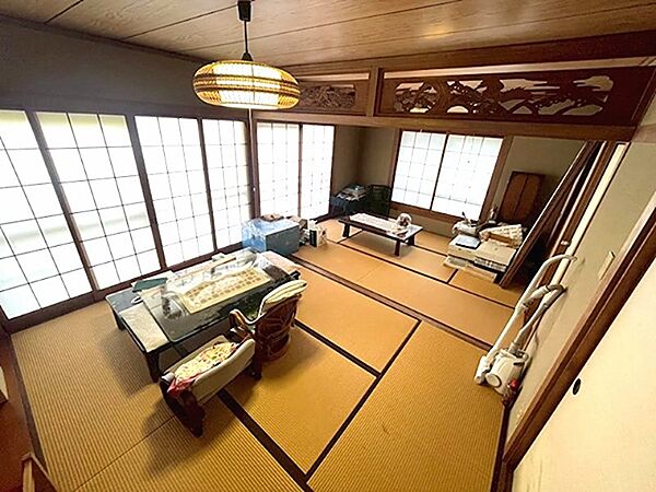 趣のある和室は、落ち着いた時間を過ごすのにぴったりです。障子からやわらかな光が差し込み、格子の意匠が空間に奥行きを与えます。