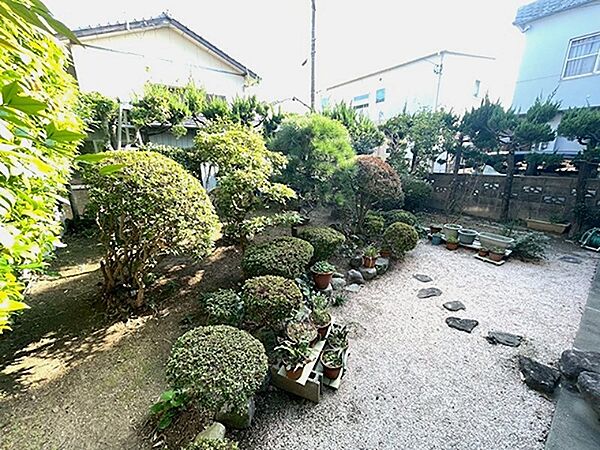手入れの行き届いた庭園が、四季折々の表情で暮らしを彩ります。陽光を浴びながら、穏やかな時間を過ごせる空間です。