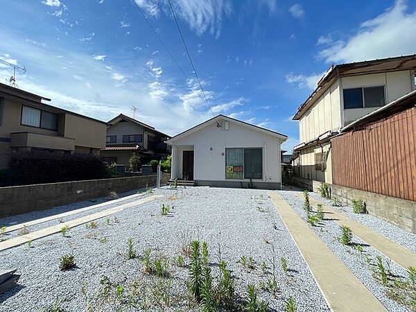 広々とした敷地には駐車スペースが確保されています。周辺は住宅街で、穏やかな環境で暮らしたい方におすすめです。