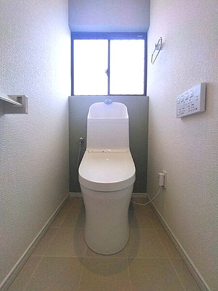 自然光が差し込む窓付きのトイレは、明るく清潔感のある空間。