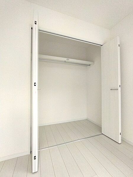 明るい色合いで統一された収納スペース。