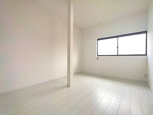 白を基調としたシンプルなお部屋は、お好みのインテリアで彩れる空間です。