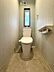 トイレ：窓から光が差し込む明るいトイレは、清潔感のある空間です。小窓が換気もサポートし、快適な時間を提供します。