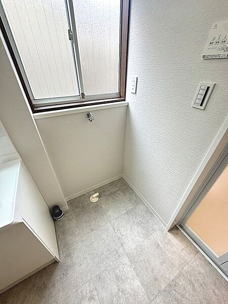 明るい光が差し込む窓付きの洗面所は、湿気がこもりにくく清潔感を保ちやすい空間です。毎日の身支度を快適にサポートします。