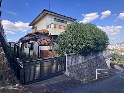 外観:ひな段に立地しているので、眺望良好です 外観:ひな段に立地しているので、眺望良好です