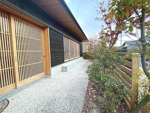 情緒ある和の佇まいが魅力の住まい。玉砂利のアプローチが美しい景観を演出します。